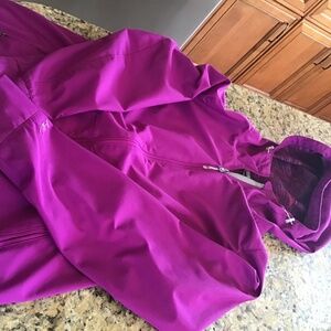 Women’s windbreaker with hood